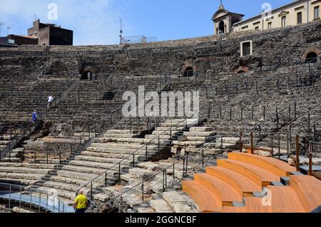 Ancien amphithéâtre gréco-romain à Catane, Sicile à l'été 2021. Banque D'Images