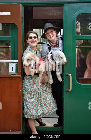 Deux femmes en train en tenue rétro lors d'un week-end de 1950s, Watercress Line, Robley, près d'Alton, Hampshire, ROYAUME-UNI. Banque D'Images