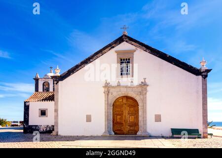 La chapelle de l'église catholique peinte en blanc d'Igreja de Nossa Senhora da Assunção contre un ciel bleu avec espace copie Cacelo Velha Algarve Portugal Banque D'Images