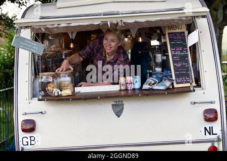 Un salon de thé de caravane à thème vintage à la gare de Robley pendant un week-end des années 50 sur la ligne Watercress, Robley, Hampshire, Royaume-Uni. Banque D'Images