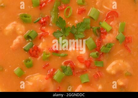 moqueca aux crevettes avec ciboulette, persil et poivre. Banque D'Images