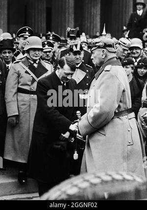 Le chancelier de Reich Adolf Hitler salue le président Paul von Hindenburg. Musée : COLLECTION PRIVÉE. Auteur: ANONYME. Banque D'Images