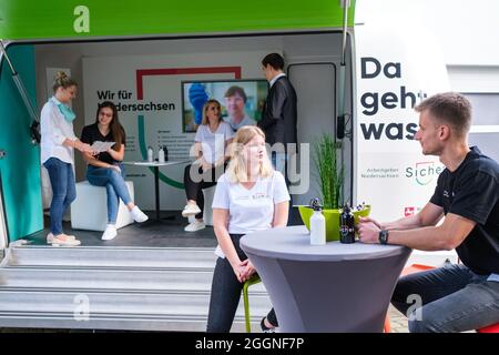 Hanovre, Allemagne. 02 septembre 2021. Les employés administratifs présentent le nouveau logo de l'administration de l'État de Basse-Saxe. Avec la marque « employeur Basse-Saxe - SAFE! » L'État de Basse-Saxe veut se faire de la publicité en tant qu'employeur. Crédit : OLE Spata/dpa/Alay Live News Banque D'Images