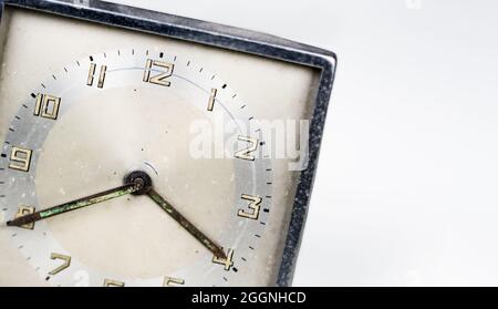 Ancienne horloge usée avec cadran carré isolé sur fond blanc. Mesure de temps analogique. Objet rétro et vintage. Copier l'espace. Banque D'Images