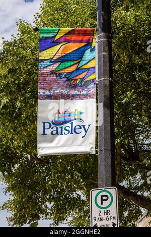 Paisley Publicité drapeau de poteau de l'Ontario drapeau de publicité municipale coloré sur Paisley Lamposts sur Queen Street South Paisley Ontario Canada Banque D'Images