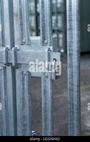 Entrée de la porte de sécurité verrouillée avec un cadenas et un boulon coulissant Banque D'Images