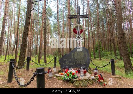 Minevichy, Bélarus - 08 août 2021 : les gens apportent encore des fleurs au mémorial en l'honneur de 40 rebelles qui sont morts pendant le soulèvement de Katus Kali Banque D'Images