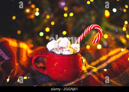 Tasse rouge avec cacao et guimauves. Décorations de Noël traditionnelles. Banque D'Images