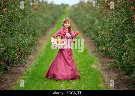 02 septembre 2021, Brandebourg, Werder/OT Glindow: Arbre de fleurs queen Tami marche entre les pommiers au début officiel de la récolte de pommes de Brandebourg à Havelfrucht GmbH. Photo: Soeren Stache/dpa-Zentralbild/dpa Banque D'Images