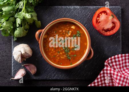 Soupe de lentilles rouges sur fond d'ardoise noire Banque D'Images