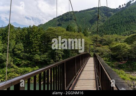 Pont étroit place rurale belle montagne au Japon saison d'été Banque D'Images