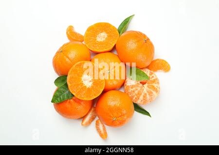 Pile Mandarin avec feuilles sur fond blanc Banque D'Images