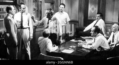 12 ANGRY MEN 1957 United Artists film avec Henry Fonda étant pointé par Lee J. Cobb Banque D'Images