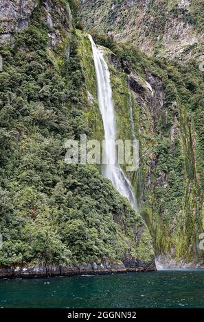 cascade, flanc de montagne, végétation verte, nature, eau en cascade, Mouvement, High, Milford Sound, Parc national de Fiordland, te Anau, Nouvelle-Zélande Banque D'Images