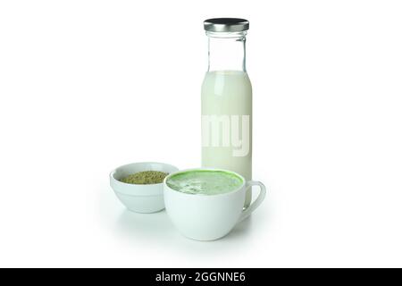 Tasse de lait de matcha latte, de poudre de matcha et de lait isolée sur fond blanc Banque D'Images