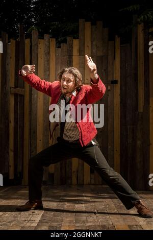 L'acteur Ben Simon joue le rôle de Mercutio in Romeo et Juliette, interprété par la Duke's Theatre Company à l'amphithéâtre Trebah Garden de Cornwall. Banque D'Images