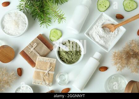 Produits de beauté naturels sur fond blanc, vue du dessus Banque D'Images