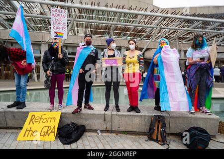 Édimbourg, Écosse, Royaume-Uni. 2 septembre 2021.manifestation en faveur des droits des femmes organisée aujourd’hui à Holyrood, à l’extérieur du Parlement écossais. Les manifestants estiment que la définition d'une femme est menacée par la loi du gouvernement écossais qui donnerait aux femmes trans les mêmes droits que les femmes. Le slogan Women WOn’t Wheesht a été adopté pour promouvoir leur mouvement. Une contre-manifestation a également été organisée par les partisans des droits des personnes trans. Les insultes ont été échangées entre les deux groupes. Pic ; démonstration du compteur de scène des Trans activistes. Iain Masterton/Alay Live News. Banque D'Images