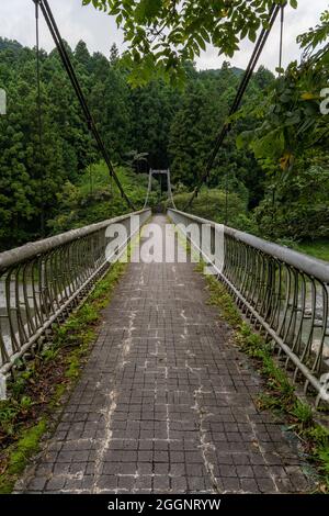 Pont étroit Rural place belle montagne au Japon saison d'été par Tharanga Banque D'Images