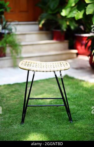 tabouret de canne avec fond flou, tabouret de canne est foyer. Banque D'Images