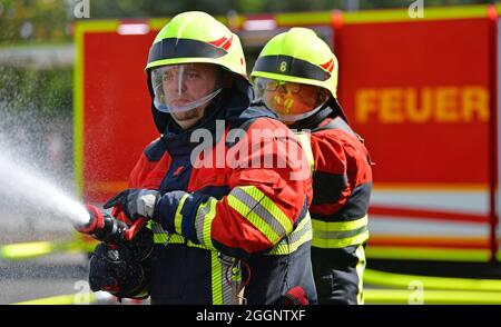 Arnstadt, Allemagne. 02 septembre 2021. Les camarades des pompiers volontaires d'Arnstadt démontrent leurs compétences en marge de la présentation du rapport de l'État sur le contrôle des incendies et des catastrophes pour l'année écoulée. Selon le ministère de l'intérieur, il montre, entre autres choses, à quelle fréquence les services d'incendie et autres sauveteurs de l'État libre sont appelés à une opération. Credit: Martin Schutt/dpa-Zentralbild/dpa/Alay Live News Banque D'Images