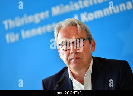 Arnstadt, Allemagne. 02 septembre 2021. Georg Maier (SPD), ministre de l'intérieur de la Thuringe, présente le rapport de l'État sur la protection contre les incendies et les catastrophes au cours de l'année écoulée dans la nouvelle caserne de pompiers volontaires d'Arnstadt. Selon le ministère de l'intérieur, il montre, entre autres choses, à quelle fréquence les services d'incendie et autres sauveteurs de l'État libre sont appelés à une opération. Credit: Martin Schutt/dpa-Zentralbild/dpa/Alay Live News Banque D'Images