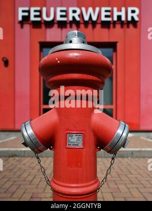 Arnstadt, Allemagne. 02 septembre 2021. « Service des incendies » est écrit sur la façade de l'ancienne caserne de pompiers volontaires d'Arnstadt, avec une borne d'incendie devant elle. Le même jour, le ministre de l'intérieur a présenté le rapport de l'État sur la protection contre les incendies et les catastrophes pour l'année écoulée. Selon le ministère de l'intérieur, il montre, entre autres choses, à quelle fréquence les services d'incendie et autres sauveteurs de l'État libre sont appelés à une opération. Credit: Martin Schutt/dpa-Zentralbild/dpa/Alay Live News Banque D'Images