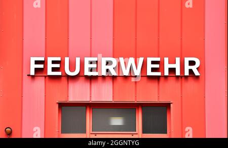 Arnstadt, Allemagne. 02 septembre 2021. « pompiers » est écrit sur la façade de l'ancienne caserne de pompiers volontaires d'Arnstadt. Le même jour, le ministre de l'intérieur a présenté le rapport de l'État sur la protection contre les incendies et les catastrophes pour l'année écoulée. Selon le ministère de l'intérieur, il montre, entre autres choses, à quelle fréquence les services d'incendie et autres sauveteurs de l'État libre sont appelés à une opération. Credit: Martin Schutt/dpa-Zentralbild/dpa/Alay Live News Banque D'Images