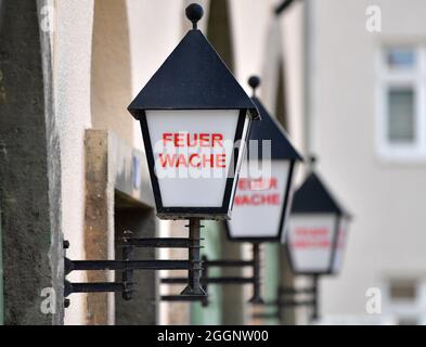 Arnstadt, Allemagne. 02 septembre 2021. Des lanternes portant l'inscription « Feuerwache » sont accrochées devant la caserne de pompiers volontaires d'Arnstadt. Le même jour, le ministre de l'intérieur a présenté le rapport de l'État sur la protection contre les incendies et les catastrophes pour l'année écoulée. Selon le ministère de l'intérieur, il montre, entre autres choses, à quelle fréquence les services d'incendie et autres sauveteurs de l'État libre sont appelés à une opération. Credit: Martin Schutt/dpa-Zentralbild/dpa/Alay Live News Banque D'Images