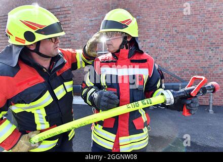 Arnstadt, Allemagne. 02 septembre 2021. Georg Maier (r., SPD), ministre de l'intérieur de la Thuringe, et Tino Otte (l), pompier, pratiquent avec de la mousse d'extinction à la nouvelle caserne de pompiers volontaires d'Arnstadt. Le ministre de l'intérieur avait déjà présenté ici le rapport de l'État sur la protection contre les incendies et les catastrophes pour l'année écoulée. Selon le ministère de l'intérieur, il montre, entre autres choses, à quelle fréquence les services d'incendie et autres sauveteurs de l'État libre sont appelés à une opération. Credit: Martin Schutt/dpa-Zentralbild/dpa/Alay Live News Banque D'Images