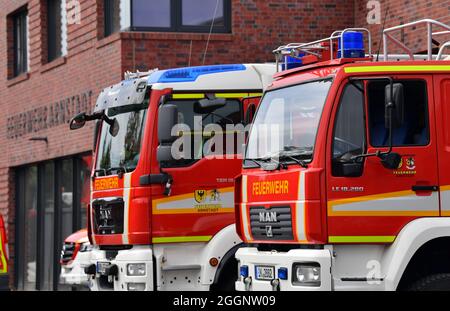 Arnstadt, Allemagne. 02 septembre 2021. Des pompiers sont installés devant la nouvelle caserne de pompiers volontaires d'Arnstadt. Ici, le ministre de l'intérieur a présenté le rapport de l'État sur la protection contre les incendies et les catastrophes pour l'année écoulée. Selon le ministère de l'intérieur, il montre, entre autres choses, à quelle fréquence les services d'incendie et autres sauveteurs de l'État libre sont appelés à une opération. Credit: Martin Schutt/dpa-Zentralbild/dpa/Alay Live News Banque D'Images