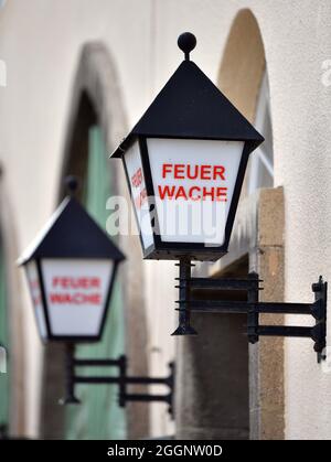 Arnstadt, Allemagne. 02 septembre 2021. Des lanternes portant l'inscription « Feuerwache » sont accrochées devant la caserne de pompiers volontaires d'Arnstadt. Le même jour, le ministre de l'intérieur a présenté le rapport de l'État sur la protection contre les incendies et les catastrophes pour l'année écoulée. Selon le ministère de l'intérieur, il montre, entre autres choses, à quelle fréquence les services d'incendie et autres sauveteurs de l'État libre sont appelés à une opération. Credit: Martin Schutt/dpa-Zentralbild/dpa/Alay Live News Banque D'Images