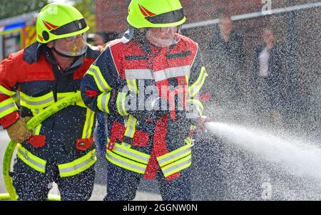 Arnstadt, Allemagne. 02 septembre 2021. Georg Maier (r., SPD), ministre de l'intérieur de la Thuringe, et Tino Otte (l), pompier, pratiquent avec de la mousse d'extinction à la nouvelle caserne de pompiers volontaires d'Arnstadt. Le ministre de l'intérieur avait déjà présenté ici le rapport de l'État sur la protection contre les incendies et les catastrophes pour l'année écoulée. Selon le ministère de l'intérieur, il montre, entre autres choses, à quelle fréquence les services d'incendie et autres sauveteurs de l'État libre sont appelés à une opération. Credit: Martin Schutt/dpa-Zentralbild/dpa/Alay Live News Banque D'Images