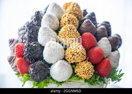 Fleurs comestibles au chocolat provenant de fraises Banque D'Images
