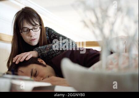 GAEL GARCIA BERNAL et CHARLOTTE GAINSBOURG à LA SCIENCE DES RÊVES (2006), dirigé par MICHEL GONDRY. CREDIT: PATIZAN/SOCIETE DES ETABLISSEMENTS L. GAUMONT/FRANCE 3 CINEM / ALBUM Banque D'Images