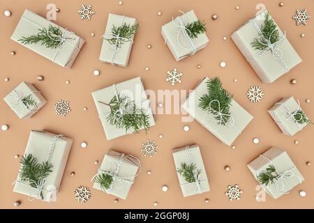 Motif composé de petites boîtes-cadeaux de Noël sur fond beige Banque D'Images