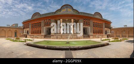 Shiraz, Iran, 17 juillet 2021 vue panoramique depuis le jardin perse de Narenjestan Ghavam ou Qavam avec son pavillon historique et son système de canaux Banque D'Images