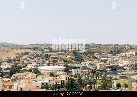 Vue aérienne d'une ville avec des bâtiments blancs et des arbres tropicaux par une journée ensoleillée Banque D'Images