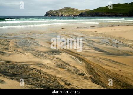 Détails fluviaux sur une plage où la tourbe est lavée dans le sable et la marée crée de beaux motifs. Reef Beach dans l'île de Lewis. Banque D'Images