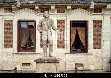 Statue Robert Houdin vor der Maison de la Magie à Blois, Frankreich | statue Robert Houdin à la Maison de la Magie - la Maison du Magicien Jean Banque D'Images