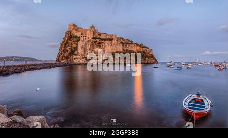 Ischia (Napoli) - Castello Aragonese con Procida sullo sfondo Banque D'Images