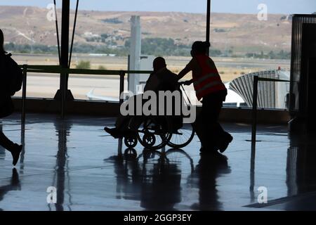 Assistance aux passagers handicapés à l'aéroport de Madrid, Espagne. Banque D'Images