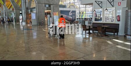 Assistance aux passagers handicapés à l'aéroport de Madrid, Espagne. Banque D'Images