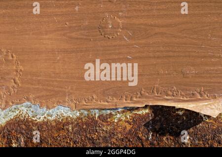 Gros plan d'une vieille surface en bois brun rouillé avec de la saleté et des taches Banque D'Images