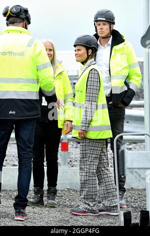 Peter Carlsson, PDG du fabricant de piles au lithium Northvolt qui construit une usine, présente la princesse Victoria de la Couronne lors de sa visite à Skelleftea, Suède, 2 septembre 2021. La Crown Princess effectue une visite d'une journée dans le comté de Vasterbotten. Photo Jonas Ekstromer / TT / Kod 10030 Banque D'Images