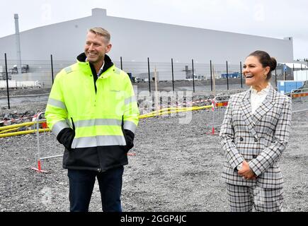 Peter Carlsson, PDG du fabricant de piles au lithium Northvolt qui construit une usine, présente la princesse Victoria de la Couronne lors de sa visite à Skelleftea, Suède, 2 septembre 2021. La Crown Princess effectue une visite d'une journée dans le comté de Vasterbotten. Photo Jonas Ekstromer / TT / Kod 10030 Banque D'Images