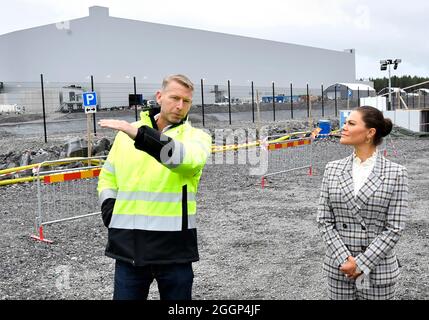 Peter Carlsson, PDG du fabricant de piles au lithium Northvolt qui construit une usine, présente la princesse Victoria de la Couronne lors de sa visite à Skelleftea, Suède, 2 septembre 2021. La Crown Princess effectue une visite d'une journée dans le comté de Vasterbotten. Photo Jonas Ekstromer / TT / Kod 10030 Banque D'Images