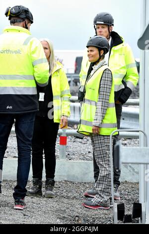 Peter Carlsson, PDG du fabricant de piles au lithium Northvolt qui construit une usine, présente la princesse Victoria de la Couronne lors de sa visite à Skelleftea, Suède, 2 septembre 2021. La Crown Princess effectue une visite d'une journée dans le comté de Vasterbotten. Photo Jonas Ekstromer / TT / Kod 10030 Banque D'Images