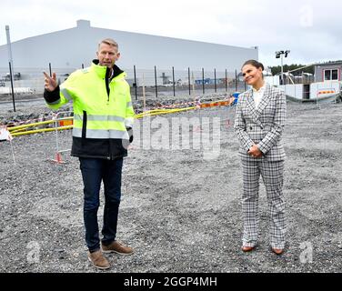 Peter Carlsson, PDG du fabricant de piles au lithium Northvolt qui construit une usine, présente la princesse Victoria de la Couronne lors de sa visite à Skelleftea, Suède, 2 septembre 2021. La Crown Princess effectue une visite d'une journée dans le comté de Vasterbotten. Photo Jonas Ekstromer / TT / Kod 10030 Banque D'Images