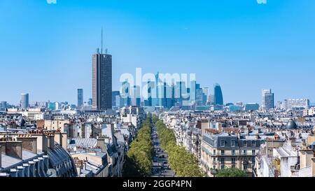 Paris, vue aérienne de la Défense et de l'avenue des Ternes, façades et toits haussmann dans un quartier de luxe de la capitale Banque D'Images